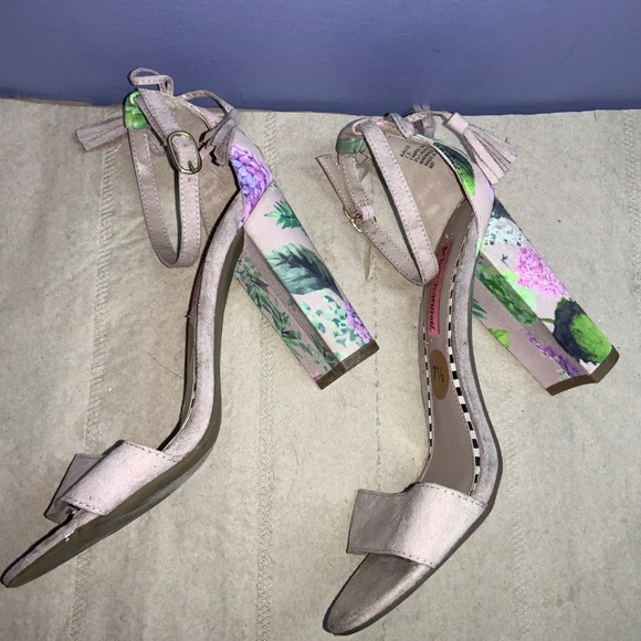 Betsey Johnson Rallo faux suede heels Sz 7.5 ankle strap bows - Picture 4 of 6